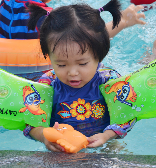 6 lợi ích không ngờ khi trẻ nhỏ chơi với nước-6-unbelievable-benefits-when-young-children-play-with-water-swim2
