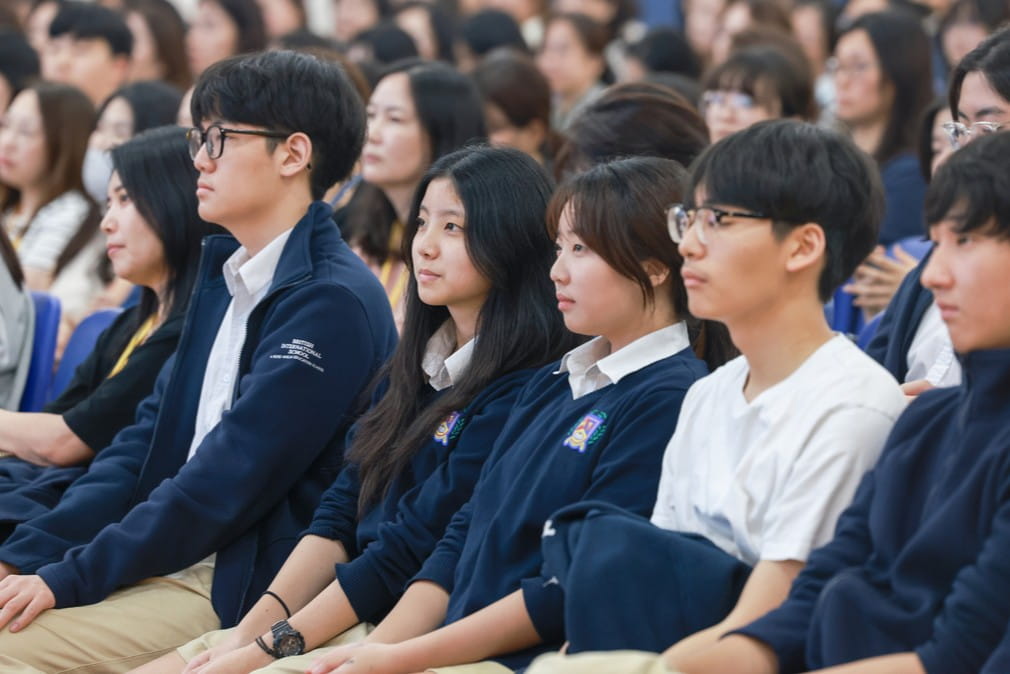 University Guidance at BIS Hanoi | Student Success at Top Global Universities - Feature Cards Pattern