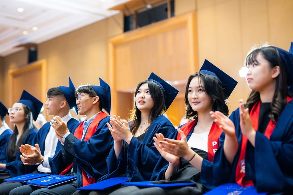 Buổi lễ Tốt nghiệp đầy cảm xúc cùng với các học sinh niên khóa 2023 - Carousel For News Detail