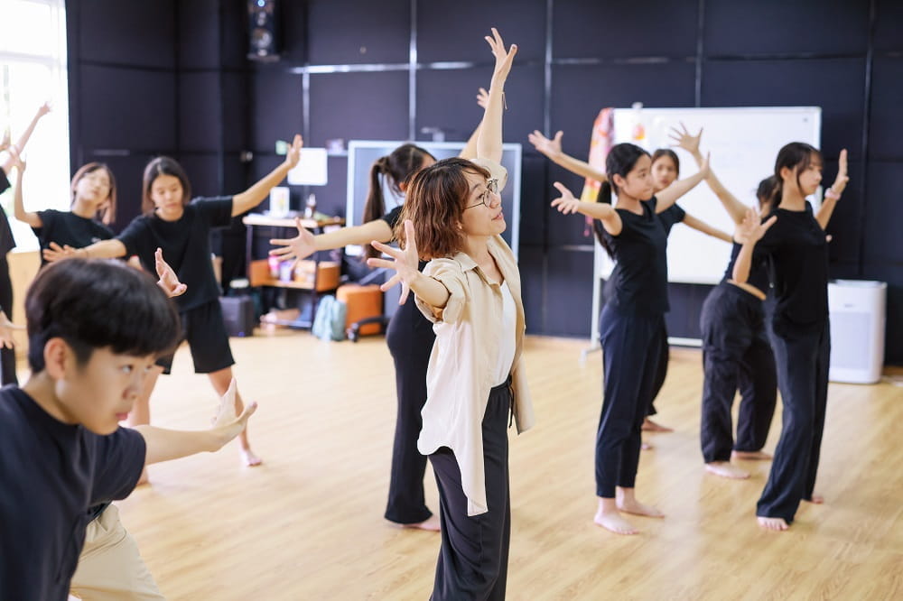 Học sinh khối Trung học hào hứng tham gia buổi học trình diễn sân khấu cùng biên đạo múa đến từ Broadway | BIS Hà Nội | Trường Quốc tế Anh tại Hà Nội - Inspiring Our Students in a Captivating Dance Theatre Workshop