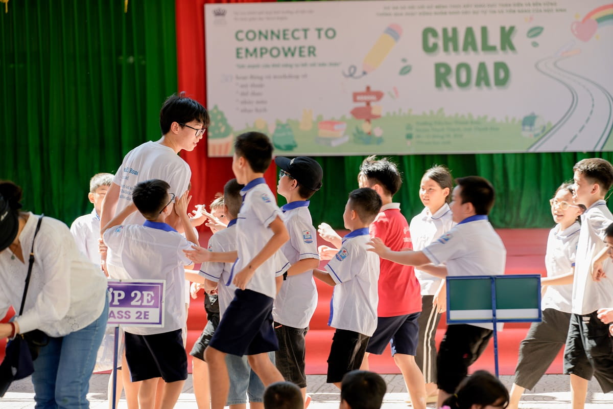 Dự án cộng đồng Chalk Road (Con đường phấn): Học sinh BIS Hà Nội lan tỏa đam mê tri thức đến 1400 em nhỏ vùng núi Việt Nam  - Carousel For News Detail 1