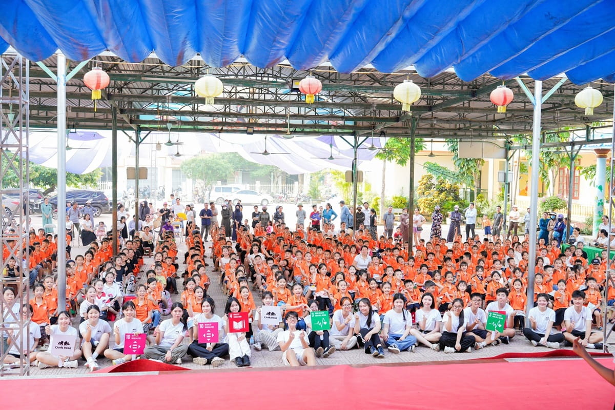 Dự án cộng đồng Chalk Road (Con đường phấn): Học sinh BIS Hà Nội lan tỏa đam mê tri thức đến 1400 em nhỏ vùng núi Việt Nam  - BIS Hanoi students empower 1400 children through their social impact project Chalk Road