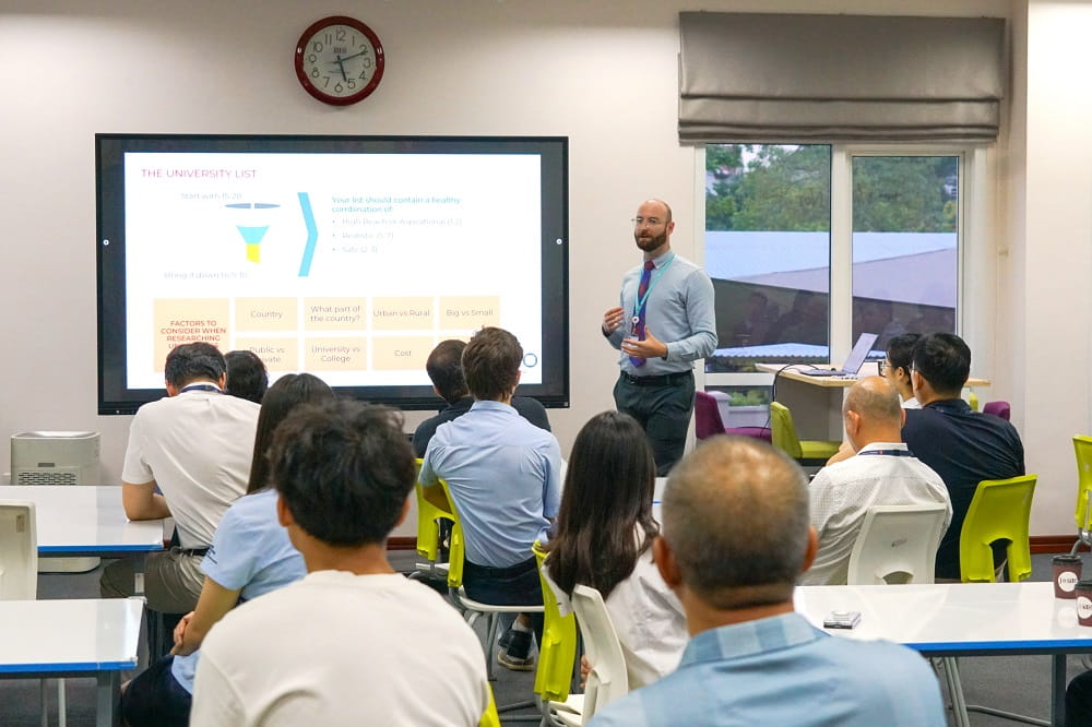 Trao quyền cho thế hệ tương lai của Việt Nam: Các cố vấn định hướng đại học hàng đầu của Hà Nội hỗ trợ học sinh theo đuổi ước mơ cống hiến cho đất nước | Trường Quốc tế Anh Hà Nội - Hanoi leading university guidance counsellors support students to dream big for their country