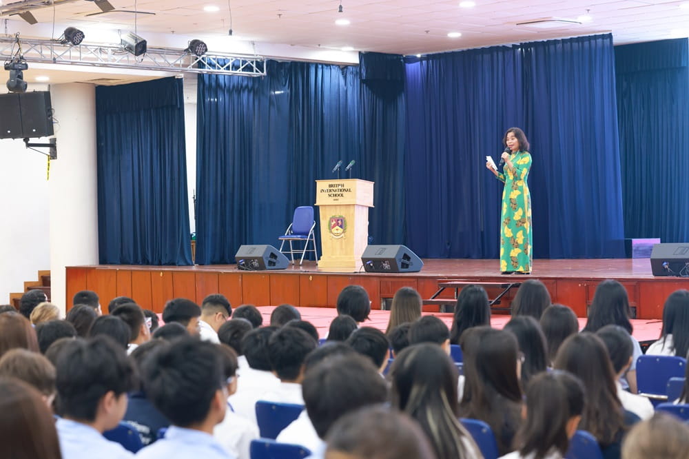 Nhà văn Nguyễn Phan Quế Mai gặp gỡ cộng đồng Trường Quốc tế Anh BIS Hà Nội - Author Nguyen Phan Que Mai 1