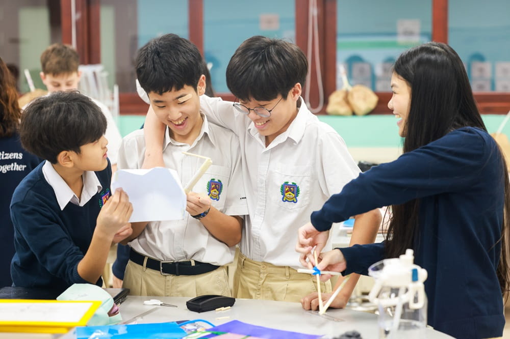 Học sinh khối Trung học rộn ràng tham gia các hoạt động trong Tuần lễ Khoa học 2025 | Trường Quốc tế Anh BIS Hà Nội - Celebrating Science Week at the British International School Hanoi