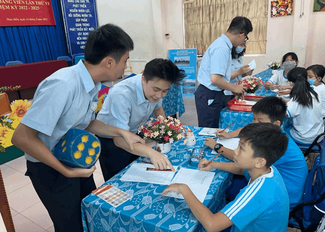Teaching English at Huynh Van Ngoi School - Carousel For News Detail 1