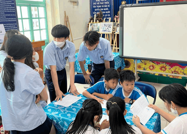 Teaching English at Huynh Van Ngoi School - Carousel For News Detail 1