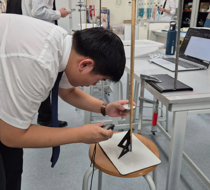 Aha! in the Physics Lab - Carousel For News Detail