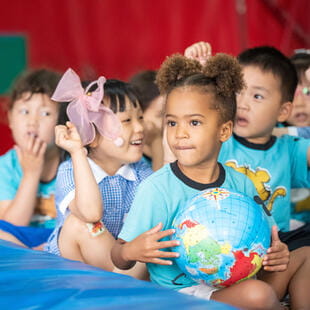 上海英国学校浦西校区 | 上海英国外籍人员子女学校浦西校区官网 - 051 - Feature Cards Pattern