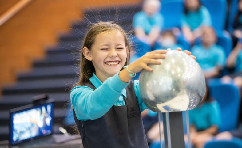 上海英国学校浦西校区 | 上海英国外籍人员子女学校浦西校区官网 - 051 - Feature Cards Pattern