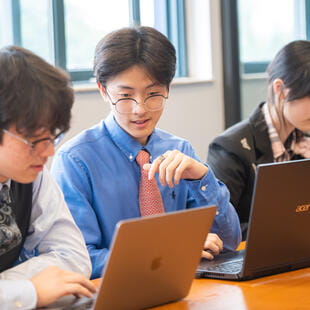 上海英国学校浦西校区 | 上海英国外籍人员子女学校浦西校区官网 - 051 - Feature Cards Pattern