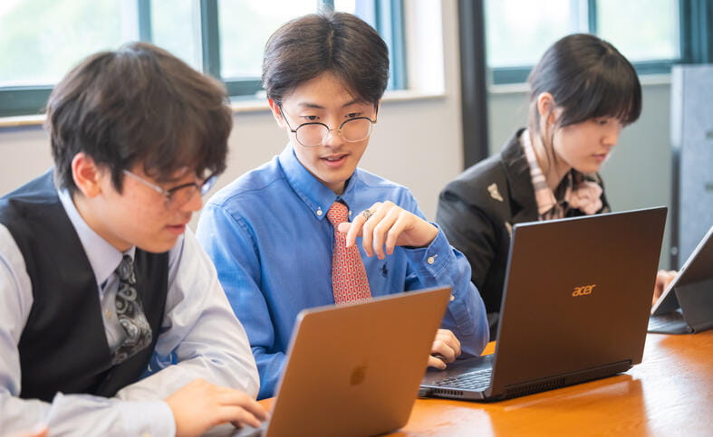 上海英国学校浦西校区 | 上海英国外籍人员子女学校浦西校区官网 - 051 - Feature Cards Pattern