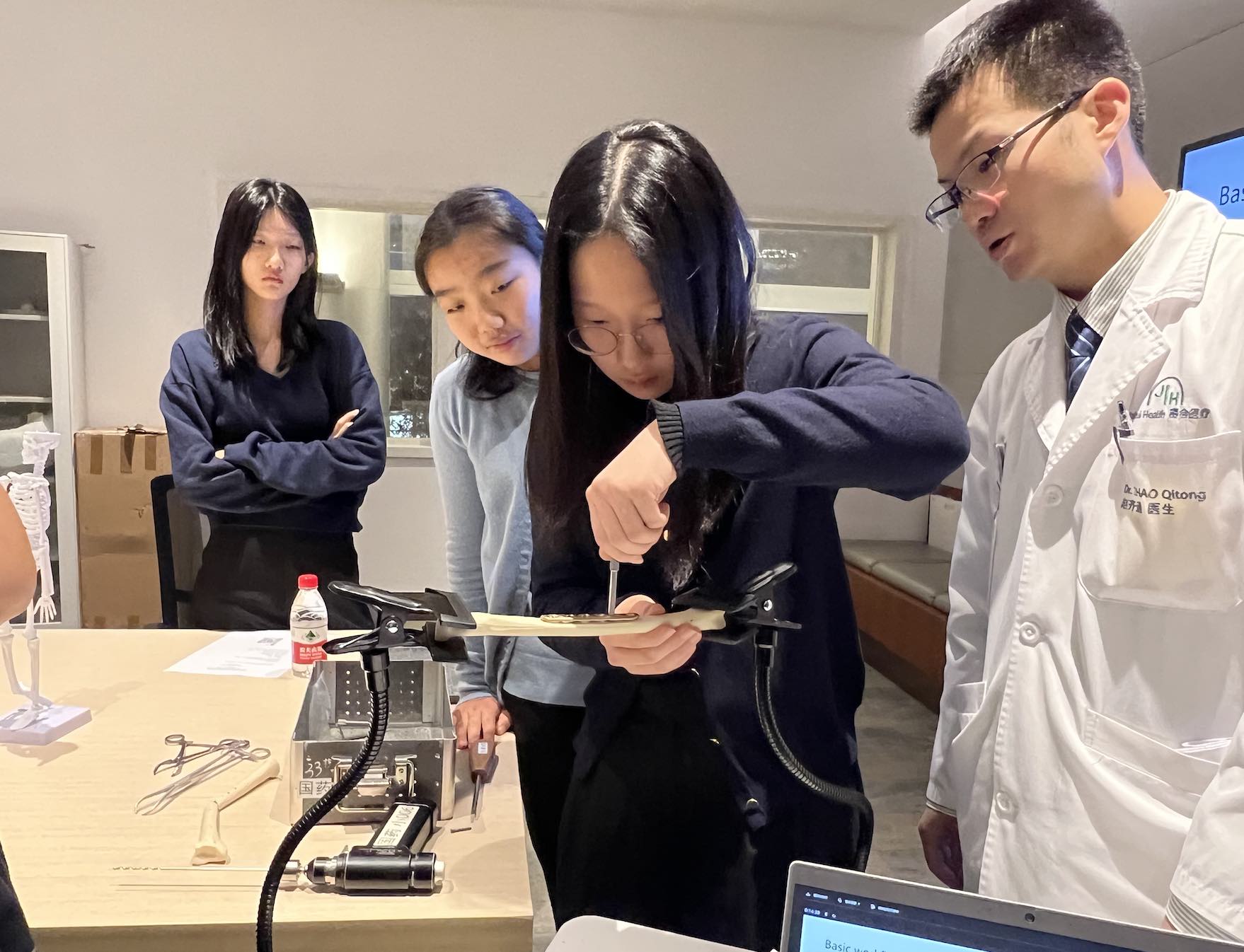 Students Explore Orthopaedic Surgery - Students Explore Orthopaedic Surgery