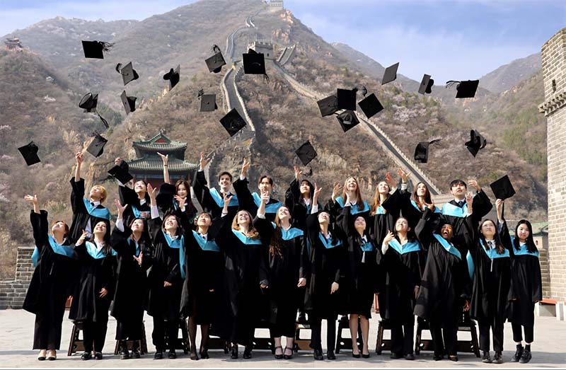2023 IB文凭成绩：前所未有的挑战中取得优异成绩 - BSB students celebrate outstanding IB results