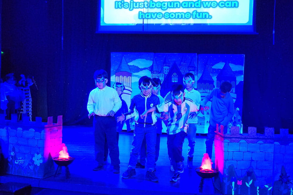 4年级闪耀演出音乐剧 - Year 4 shone in PIAW Wiz Wham Alakazam