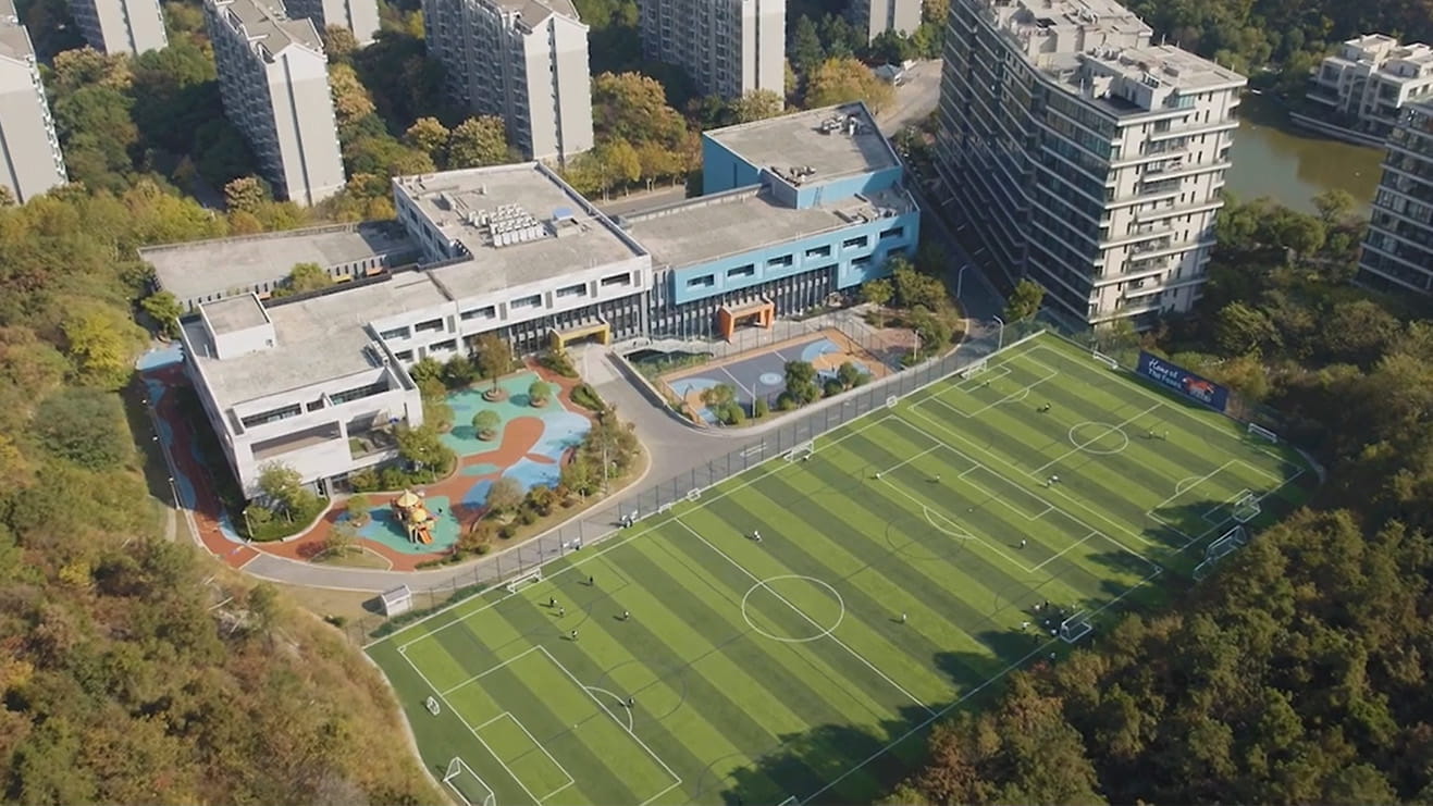 校园环境|南京英国国际学校 - Level 2 Page Header With Key Facts