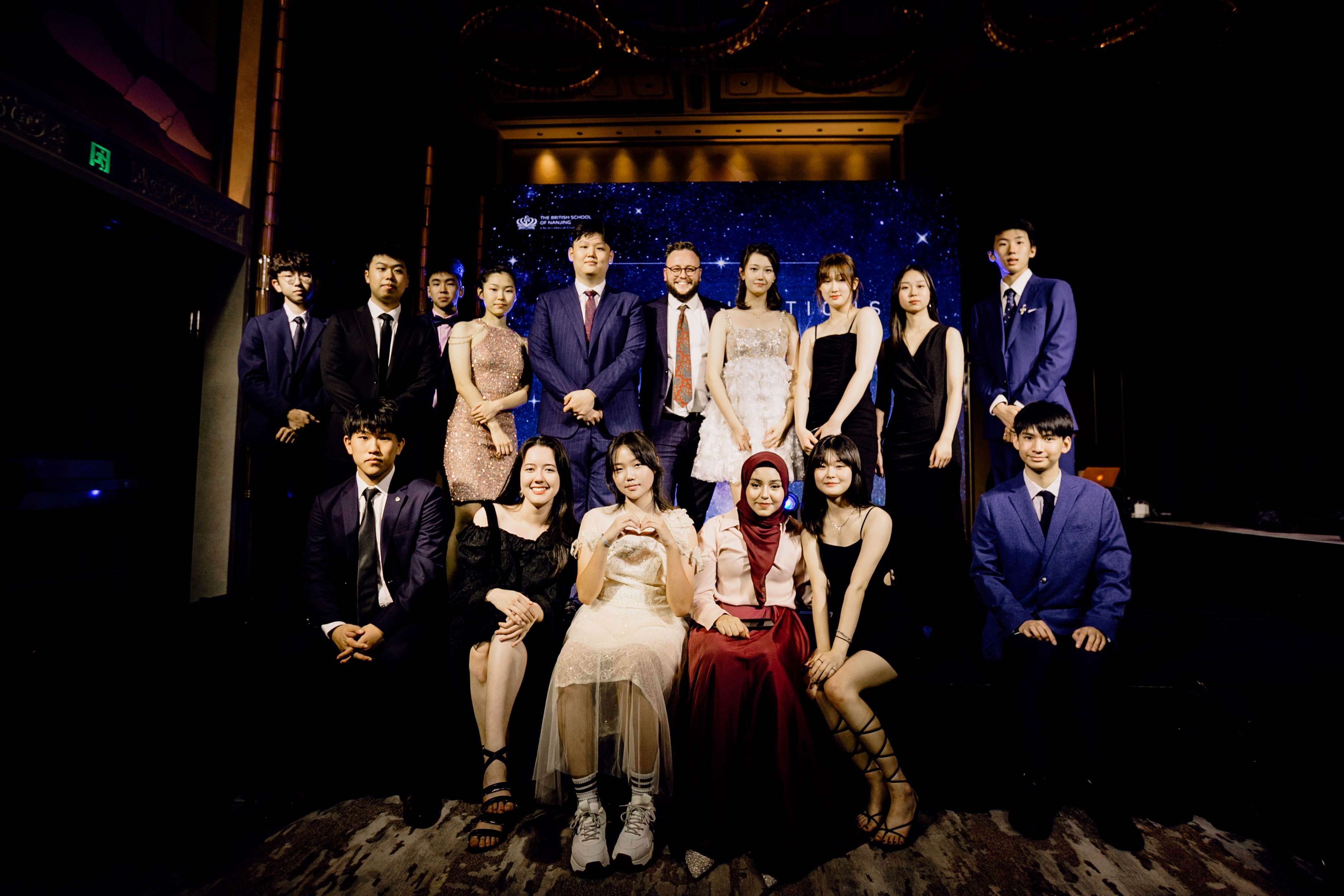 2023届毕业生以风格惊艳舞会 - Class of 2023 Dazzles the Prom Party with Style
