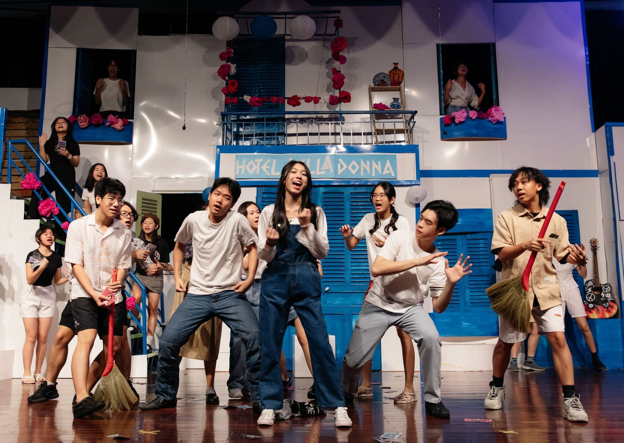 Nhạc kịch Mamma Mia - Giai điệu hạnh phúc từ Địa Trung Hải ngập nắng! - Carousel For News Detail