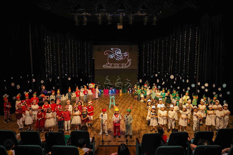 Khởi Động Mùa Lễ Hội Cuối Năm với Giai Điệu Giáng Sinh Rộn Ràng của Khối 1 - Kicking off the festive season with Year 1 joyous Christmas melodies