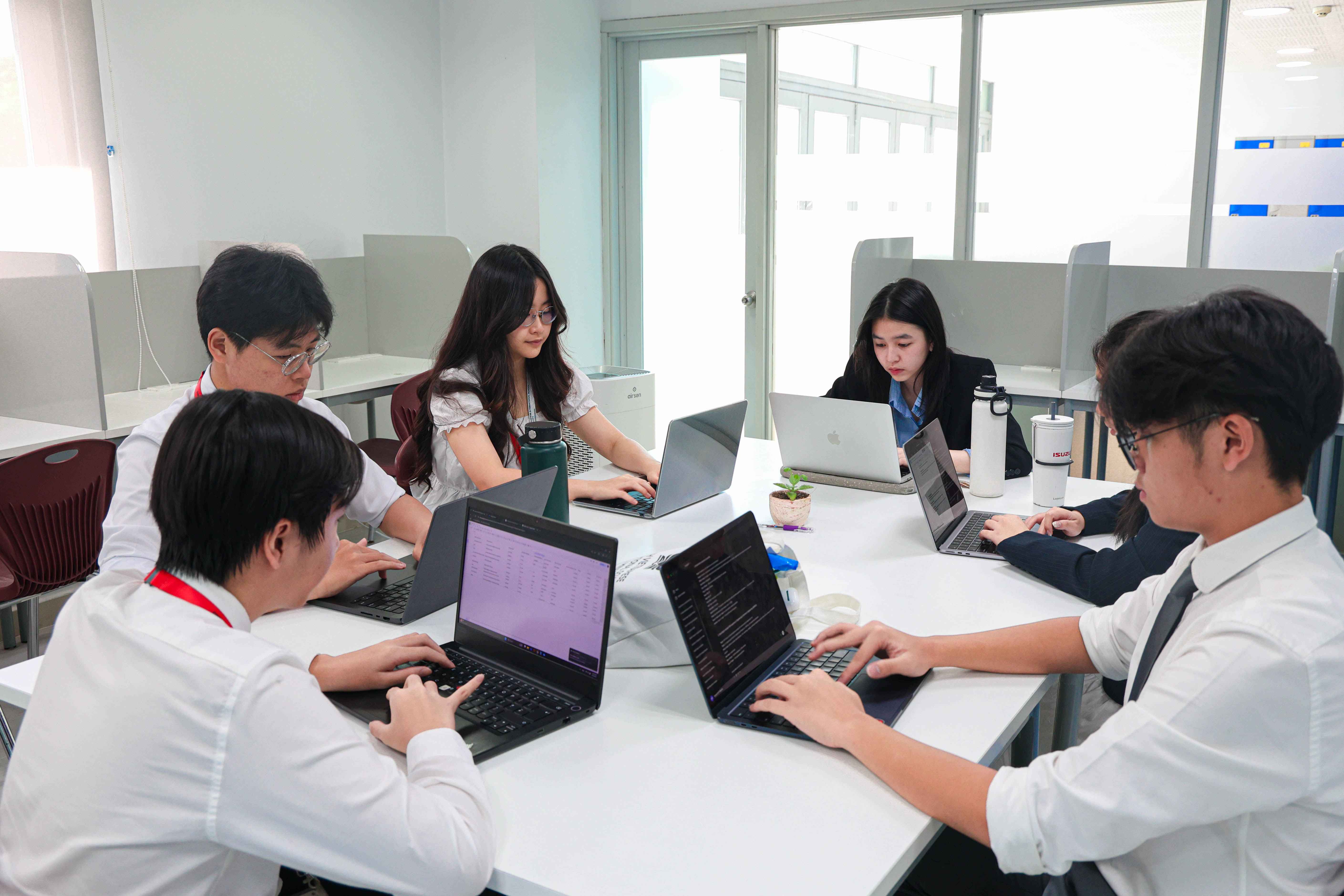 Khi phụ huynh trở thành người hướng dẫn – Trải nghiệm làm việc ý nghĩa dành cho học sinh lớp 11 - When Parents Become Mentors A Meaningful Work Experience for Year 11 Students