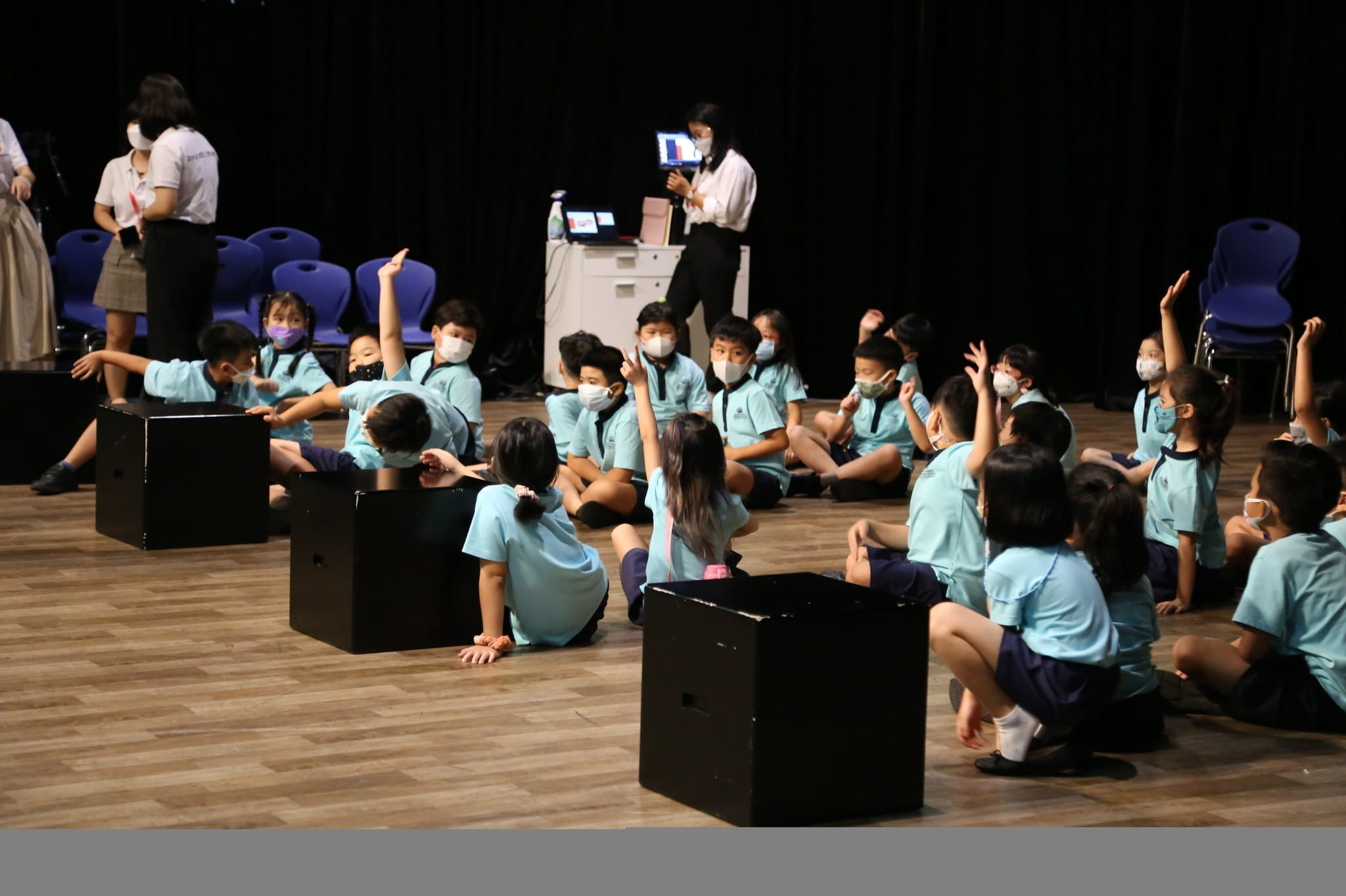 Học sinh Lớp 3 đã cùng nhau tham dự buổi hội thảo do Quỹ - Year 3 attend a workshop from VinaCapital Foundation
