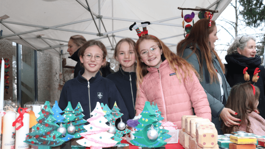 La joie des fêtes s’est répandue sur le campus lors de notre marché de Noël caritatif - Champittet Christmas market