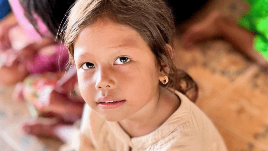 Des élèves bénévoles s'attaquent à la pollution dans le cadre d'un voyage humanitaire en Thaïlande - Student volunteers tackle pollution on humanitarian trip to Thailand