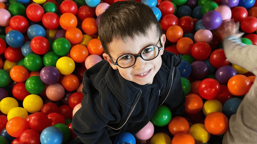 L’art, l’aventure et le père Noël : en hiver, les élèves de la préscolaire et du primaire de Champittet profitent d’expériences en dehors de la salle de classe - Champittet preschool and primary activities off