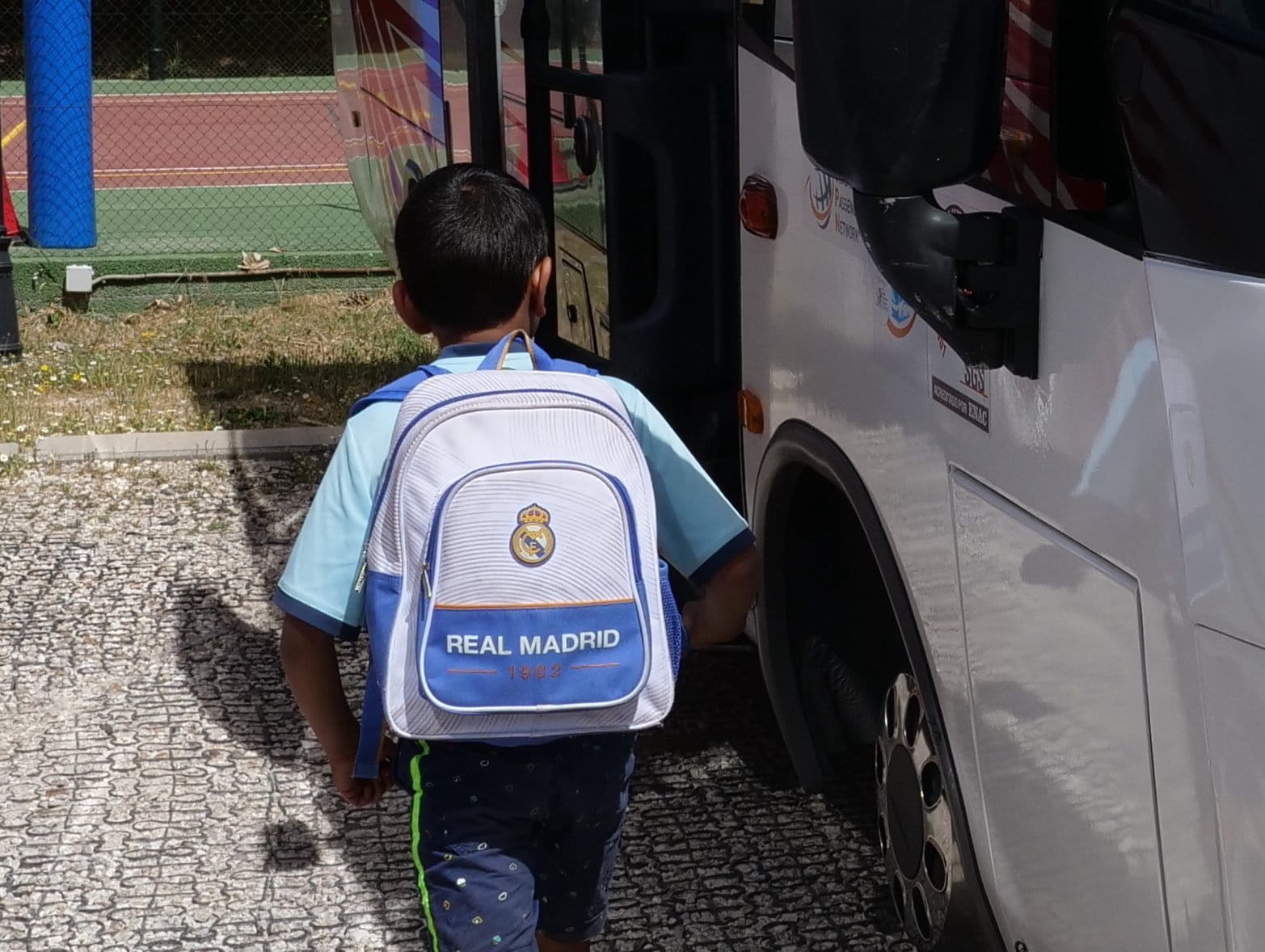 Parent Essentials | International College Spain - 05 Feature Cards Pattern