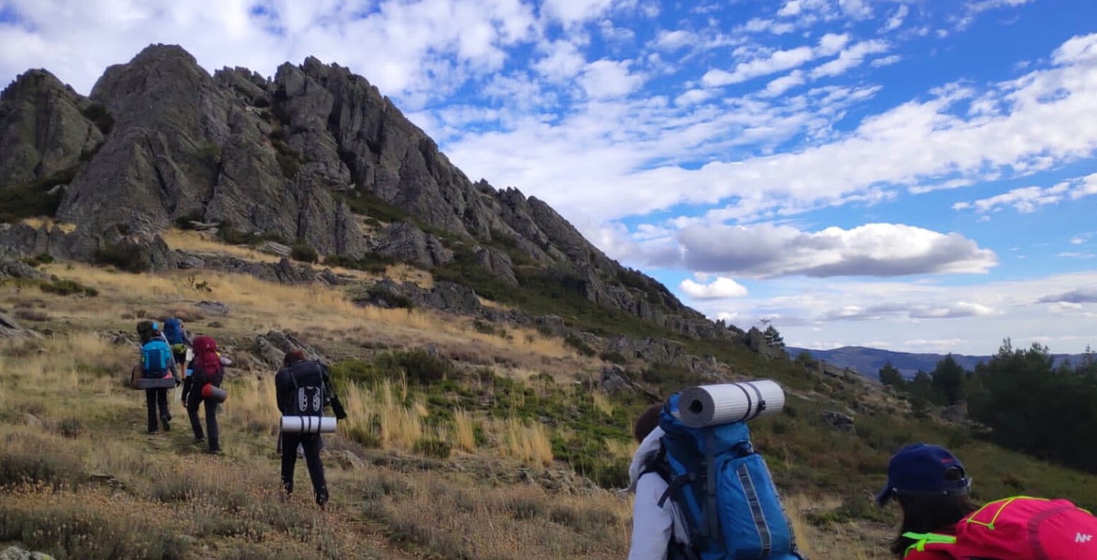 Outstanding Experiences | International College Spain - 07 - Feature Cards Pattern - Expeditions