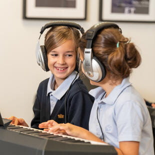 La Côte International School Aubonne, Suisse | Nord Anglia - 051 - Feature Cards Pattern