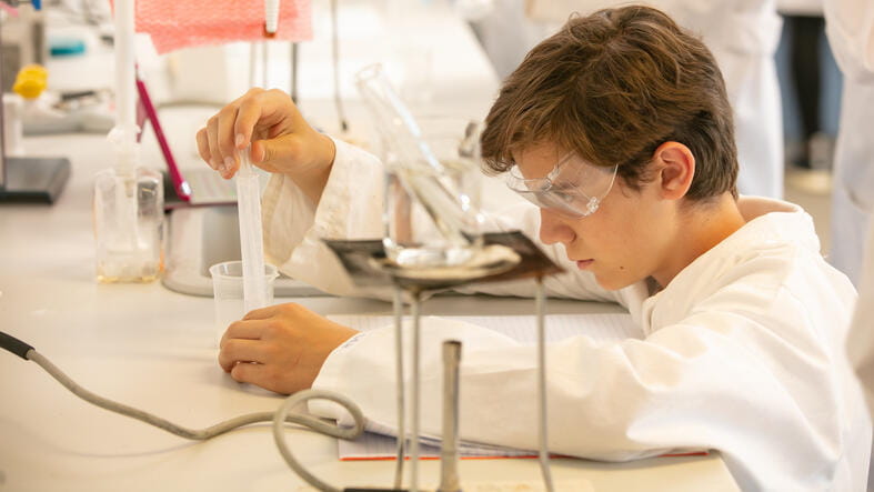 La Côte International School Aubonne, Suisse | Nord Anglia - 051 - Feature Cards Pattern