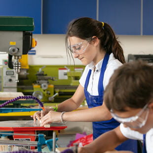 Activités extrascolaires | La Côte International School Aubonne - 04 - Feature Cards Pattern - ECAs