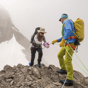 Activités extrascolaires | La Côte International School Aubonne - 07 - Feature Cards Pattern - Expeditions