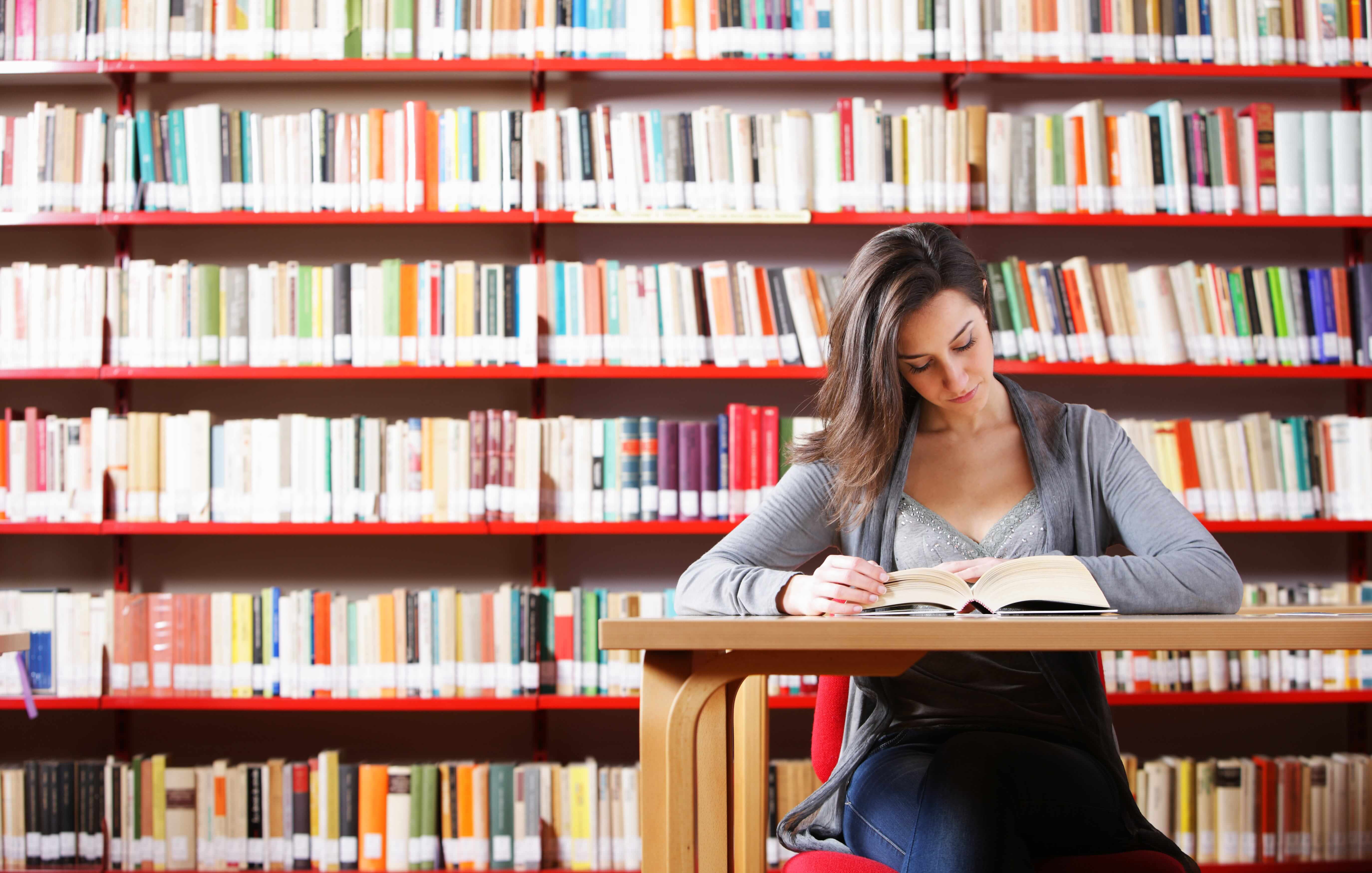 studentstudyinginlibrary