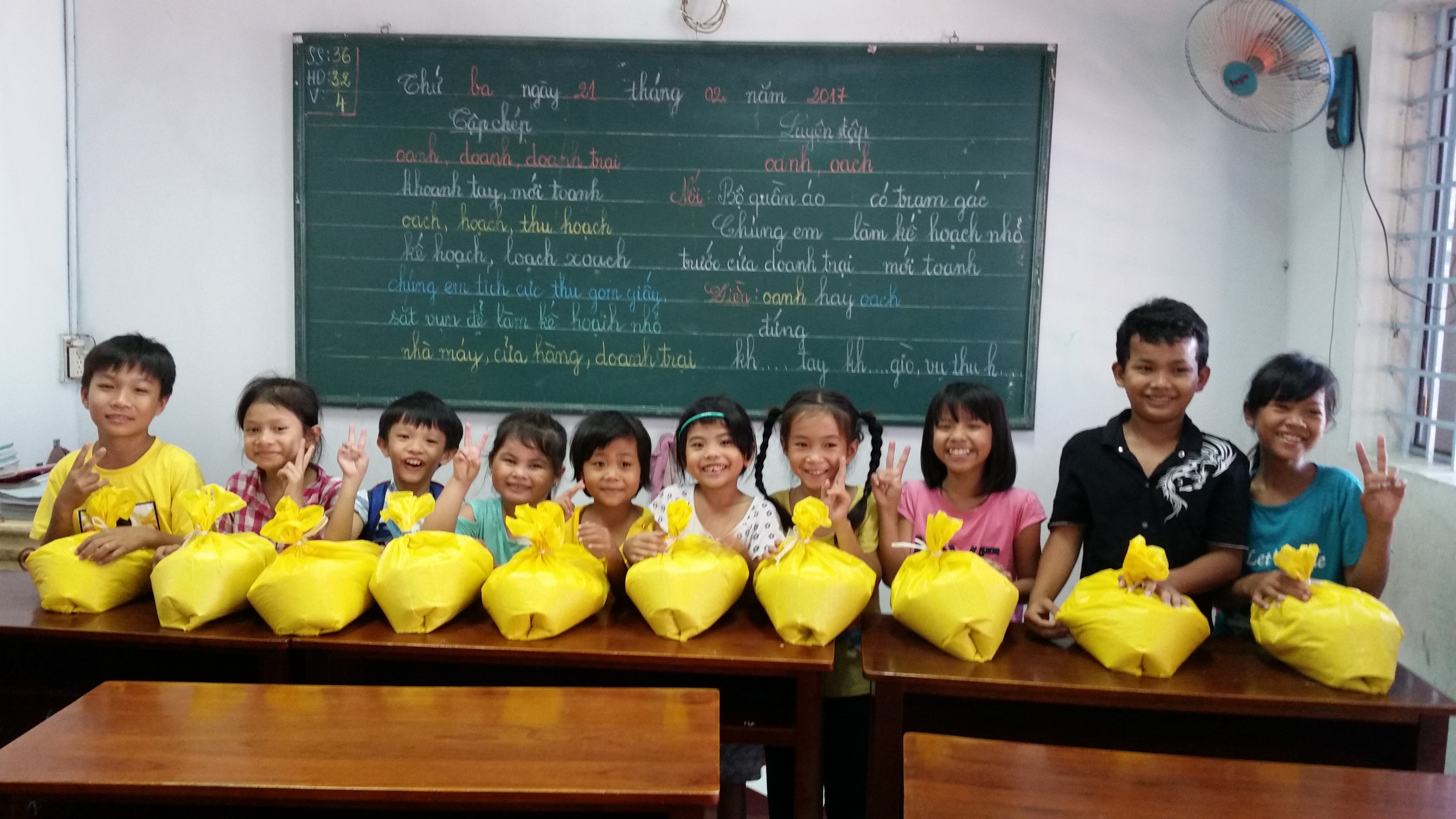 BISHCMC Community Tết Collection 2017 TRẺ BÌNH THỌ NHẬN GẠO