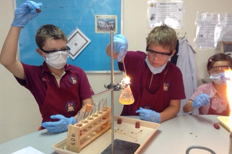 Scientists-in-Year-5-visit-AP2