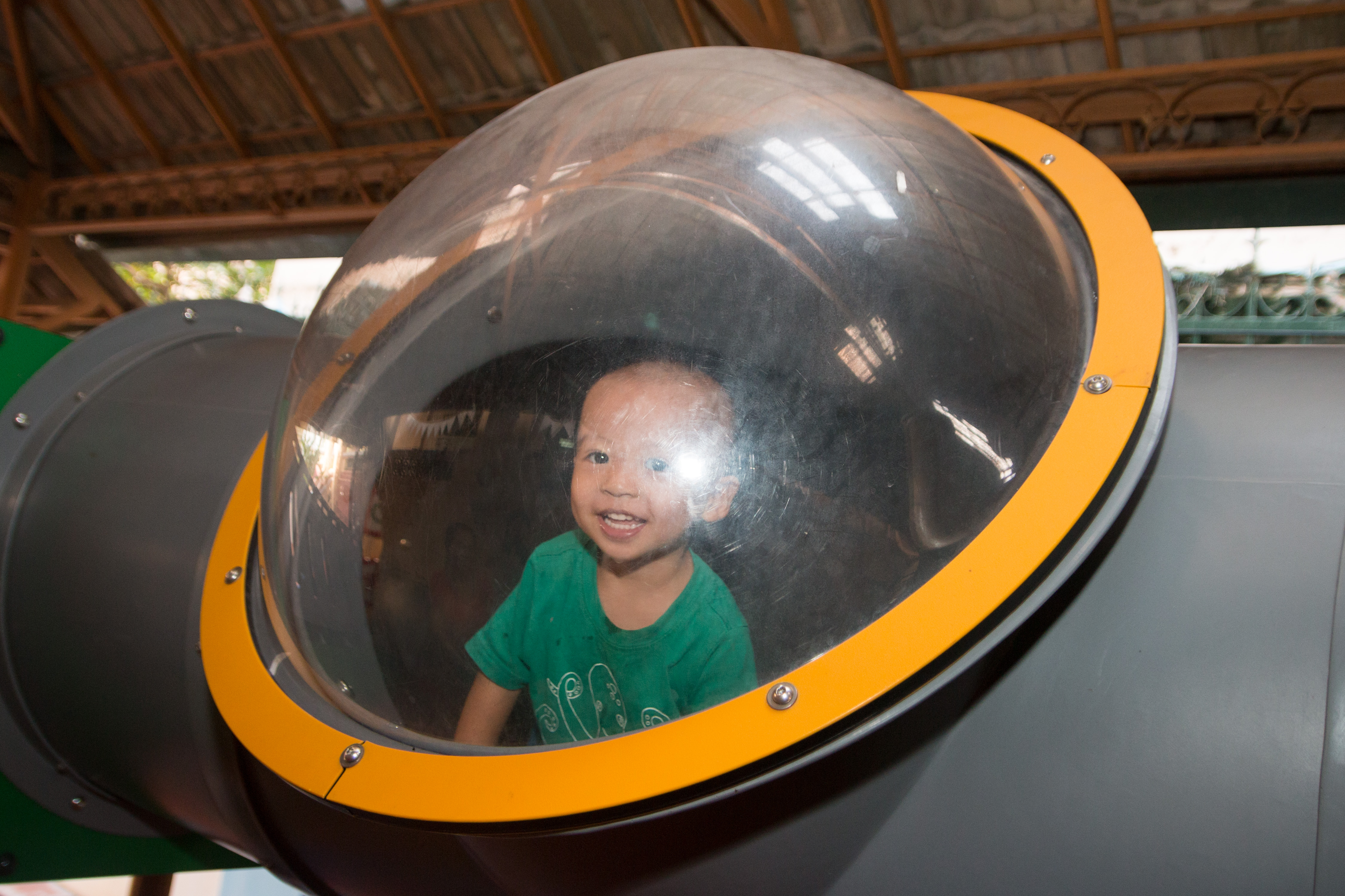 Toddle in tunnel