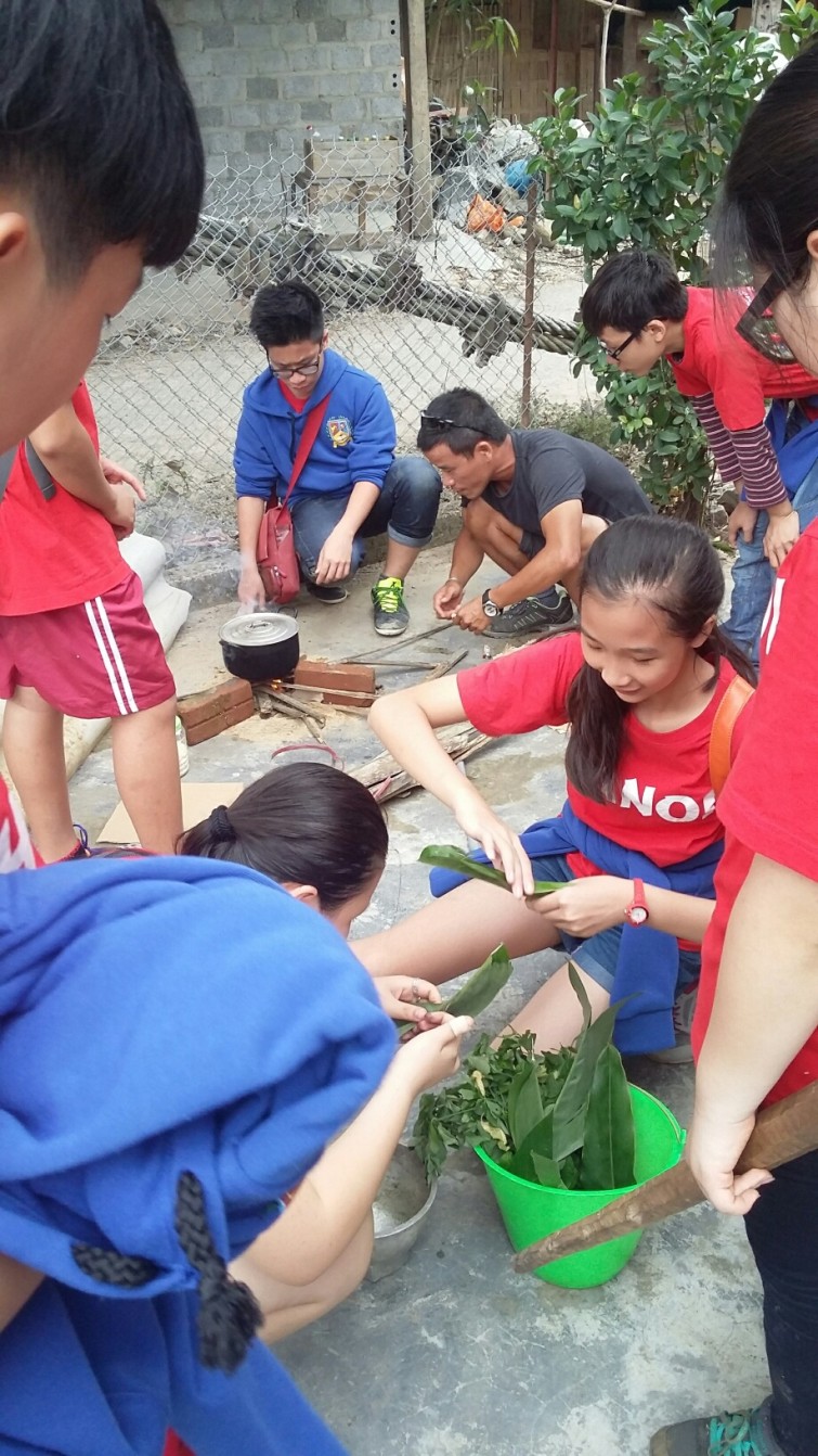 Making dye for the sticky rice