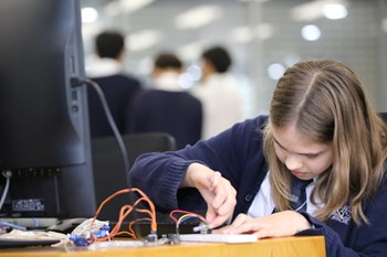 Secondary student in STEAm class