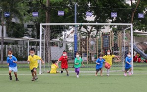running students football pitch goal 