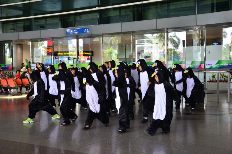 Học sinh nhảy flashmob chào đón cô Lan trở về