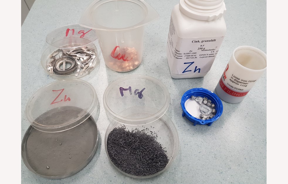 reactivity of metals with hydrochloric acid experiment