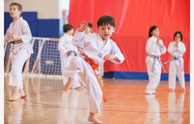 boy kicking taekwondo