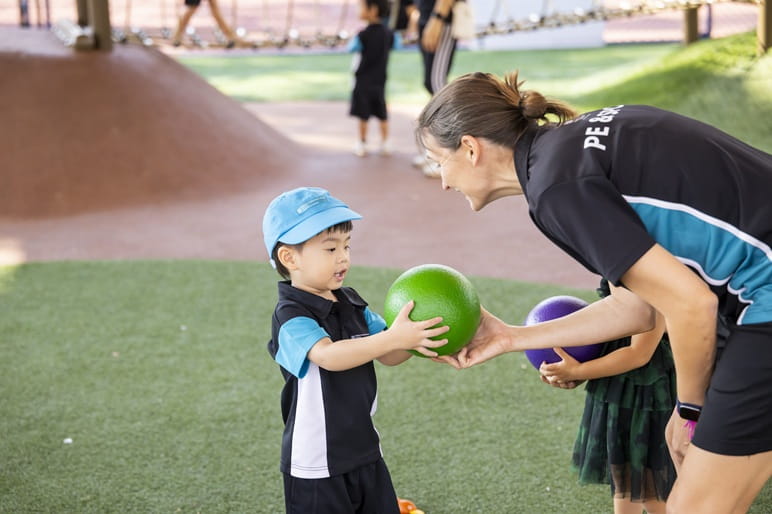 How children settle into a new school abroad - starting new school regents pattaya